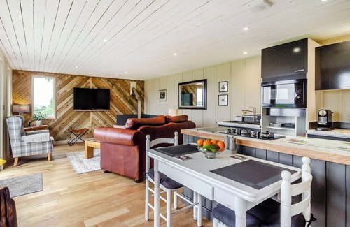 Abergavenny Cottage | Beautiful Lodge with outstanding views of the rolling countryside.