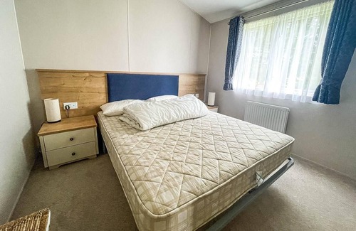 Hopton Cabin | Beautiful lodge with decking at Breydon Water Park in Norfolk ref 10022B