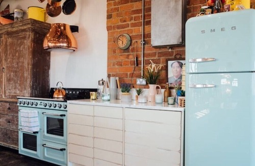 Loughborough Apartment | Beautiful Loft Apartment with Hot Tub and Sauna