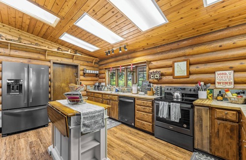 White Bird House | Beautiful LOG 3-bedroom house with WiFi, AC in pleasant White Bird