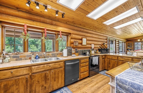White Bird House | Beautiful LOG 3-bedroom house with WiFi, AC in pleasant White Bird