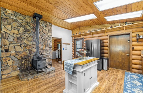 White Bird House | Beautiful LOG 3-bedroom house with WiFi, AC in pleasant White Bird