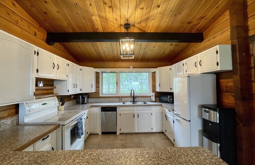 Calgary House | Beautiful log home, 6 minutes from Kananaskis