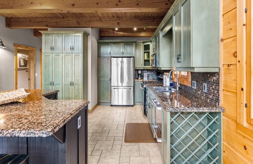 Ellicottville Ski Chalet | Beautiful Log Cabin! Hot-Tub, Bonfire & Private Yet 4 Mins to Downtown!