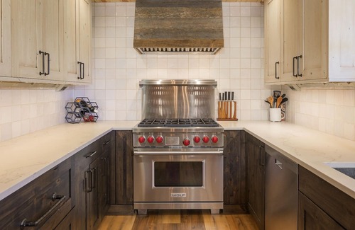 Granby House | Beautiful log Cabin in Tabernash with AMAZING views, private deck, and hot tub