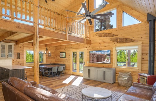 Granby House | Beautiful log Cabin in Tabernash with AMAZING views, private deck, and hot tub