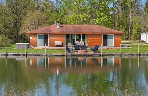 Alanson House | Beautiful Log Cabin on the River with Hot Tub