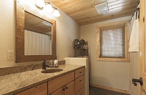 Polson Cabin | Beautiful Log Cabin, Private, Lake Views, Close to Lake Access!