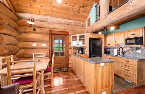 Silver Bay Cabin | Beautiful Log Cabin, Stunning Lake Superior & Tettegouche view, private