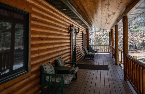 Arkdale House | Beautiful Log Cabin Style House 10 min from Petenwell Lake