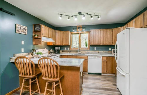 Bloomfield Cabin | Beautiful Log Cabin Tucked Away on 5 Acres