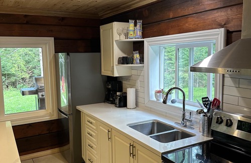 Kearney Cabin | Beautiful Log Cabin with Sauna, BBQ & Firepit nearby Algonquin & Arrowhead Park!