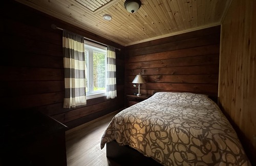 Kearney Cabin | Beautiful Log Cabin with Sauna, BBQ & Firepit nearby Algonquin & Arrowhead Park!