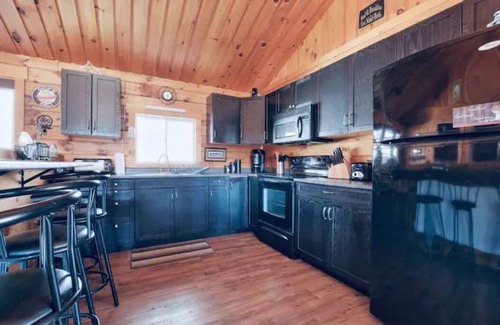 Weslemkoon Cottage | Beautiful log home + 1000 sq foot bunkie. 7 BEDS!