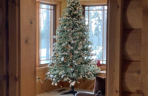 Dubois House | Beautiful Log Home atop Wind River Mtns, Book Your Winter or Summer Vacation!