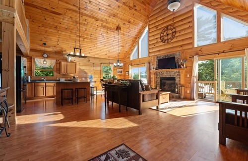 Auburn House | Beautiful Log Home, Lake side.