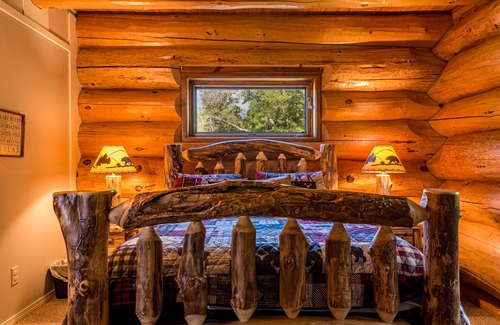 Bark River Cabin | Beautiful Log Home on Lake Michigan - Only 15 minutes from Escanaba