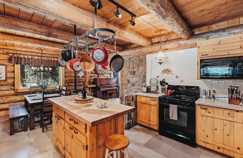 Sisters House | Beautiful Log home outside of Sisters, OR