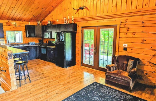 Weslemkoon Cottage | Beautiful Log Home + XL BUNKIE by Weslmkoon lake
