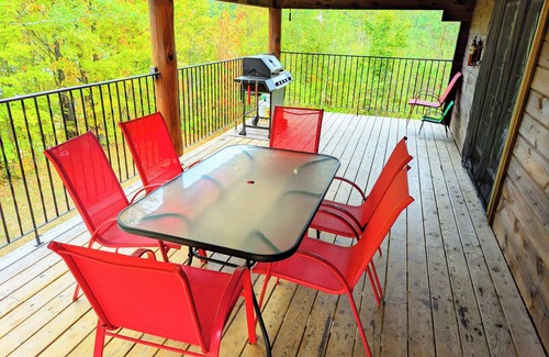Weslemkoon Cottage | Beautiful Log Home + XL BUNKIE by Weslmkoon lake