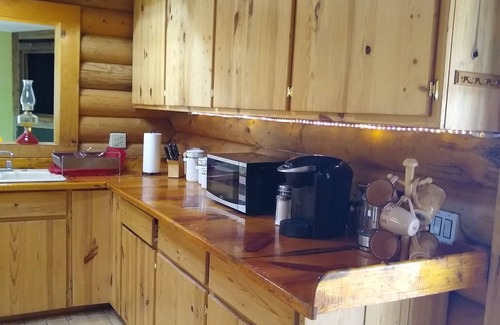 Young Cabin | Beautiful Log house with plenty of western charm & touch of modern