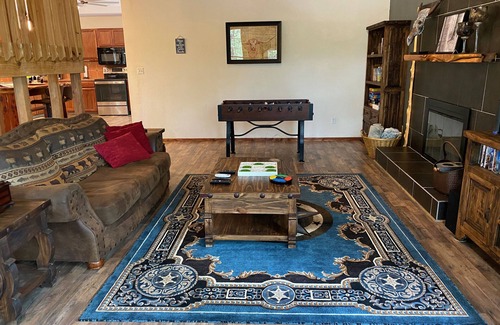 Gordonville House | Beautiful Longhorn Lodge at Lake Texoma!