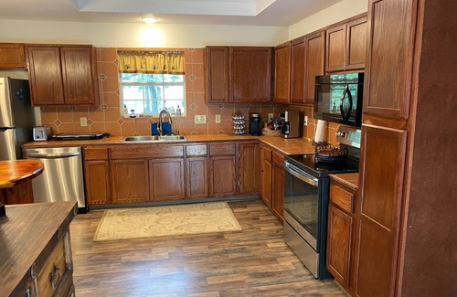 Gordonville House | Beautiful Longhorn Lodge at Lake Texoma!