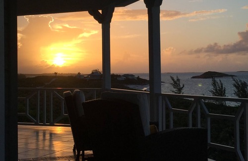 William's Town House | Beautiful Lt. Exuma Oceanfront 4 bed/4.5 Bath House with Pool/Hot tub/Sleeps10