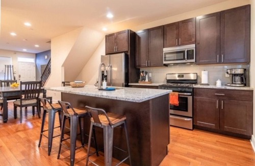 Newbold House | Beautiful Lux 4 Bedroom*Near PENN/CHOP*Roof Deck