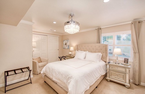 Aurora House | Beautiful…Luxe 3 Bed Guest Suite, Private Entrance, Full Kitchen, Patio and WIFI