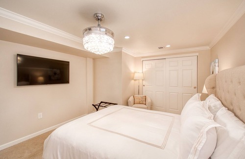 Aurora House | Beautiful…Luxe 3 Bed Guest Suite, Private Entrance, Full Kitchen, Patio and WIFI