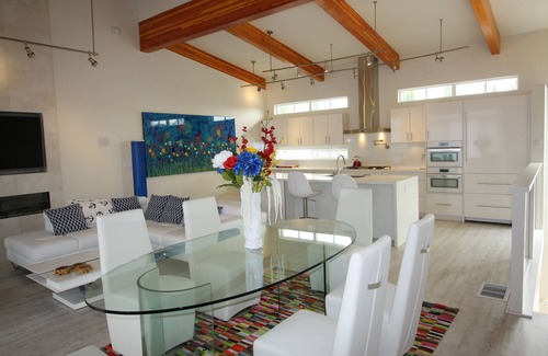 Lower Lonsdale Boat Rental | Beautiful, Luxurious, Romantic & Oceanfront Blue Wolf Float Home