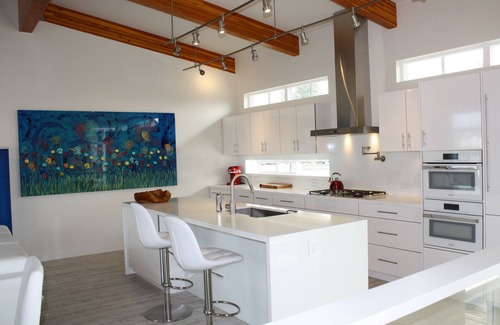 Lower Lonsdale Boat Rental | Beautiful, Luxurious, Romantic & Oceanfront Blue Wolf Float Home