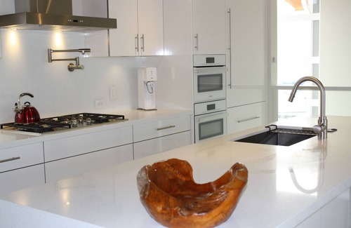 Lower Lonsdale Boat Rental | Beautiful, Luxurious, Romantic & Oceanfront Blue Wolf Float Home