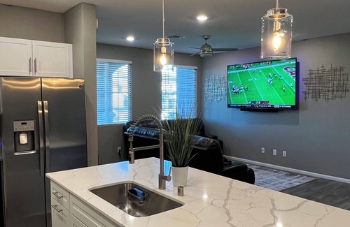 North Las Vegas House | Beautiful Luxury Townhouse W/Fast Wi-Fi & Free Parking