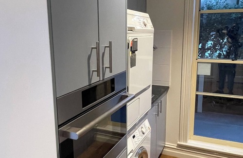 Lovely Banks Apartment | Beautiful luxurious home in a quiet court close to the Geelong CBD.