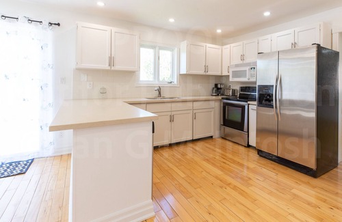 Innisfil House | Beautiful Luxurious home minutes to the Beach & Friday Harbour Resort