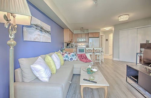 Willowdale Condo | Beautiful Luxury Condo for families or 5 People