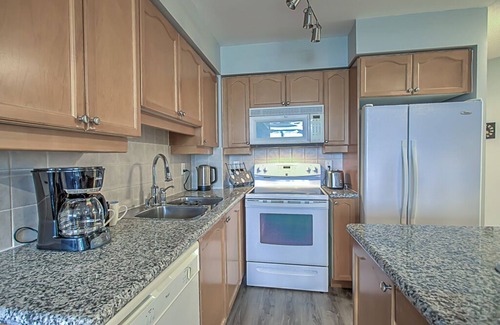 Willowdale Condo | Beautiful Luxury Condo for families or 5 People