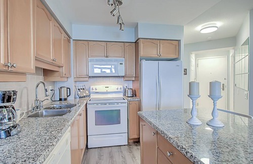 Willowdale Condo | Beautiful Luxury Condo for families or 5 People