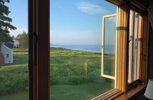 New Harbor House | Beautiful Maine coastal home w/hot tub and gourmet kitchen! Right on the water!
