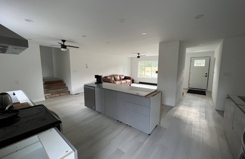 Port Alberni House | Beautiful Master Bedroom ensuite with private balcony