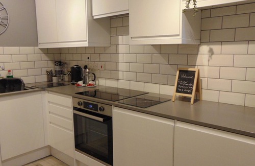 Ivybridge Cottage | Beautiful Mews Cottage in 28 acres Swimming Pools Gym Tennis ,Lake, Pet friendly