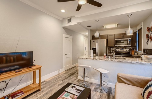 Midtown Apartment | Beautiful Midtown 2BD – Parking + Fast WiFi
