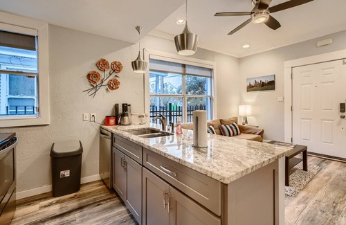 Midtown Apartment | Beautiful Midtown 2BD – Parking + Fast WiFi
