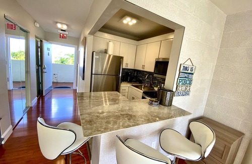 North Bay Village Apartment | Beautiful modern Waterfront apartment with pool and free parking 5min from beach
