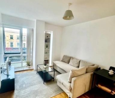 Finsbury Park Apartment | Beautiful modern 1 bedroom apart overlooking shops