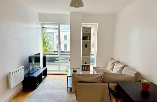 Finsbury Park Apartment | Beautiful modern 1 bedroom apart overlooking shops