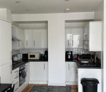 Finsbury Park Apartment | Beautiful modern 1 bedroom apart overlooking shops