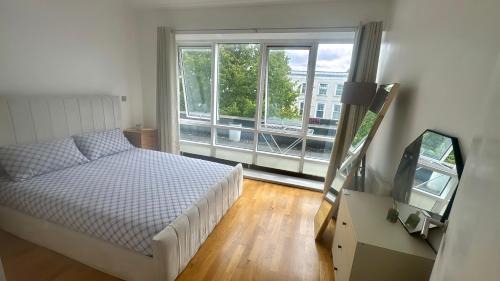 Finsbury Park Apartment | Beautiful modern 1 bedroom apart overlooking shops